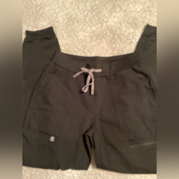 Fabletics Black On-Call Scrub Joggers - Picture 2 of 3
